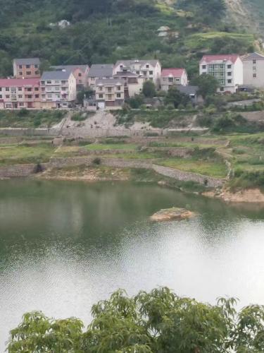 山邊房屋
