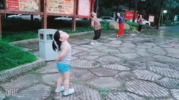 抬頭觀看