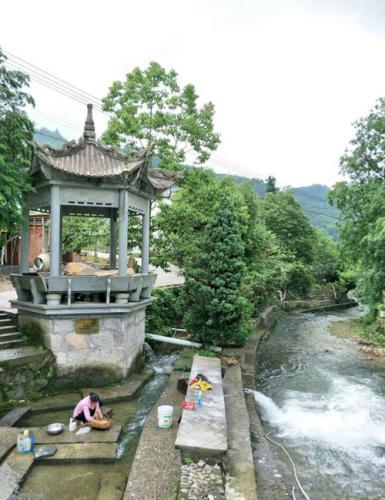 附近溪流