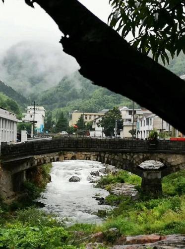 湍急的小溪