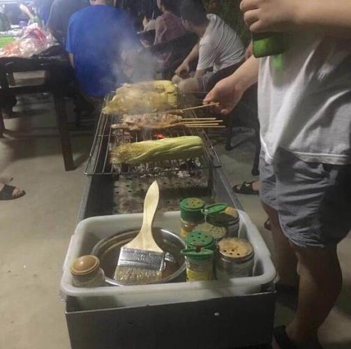 客人在燒烤