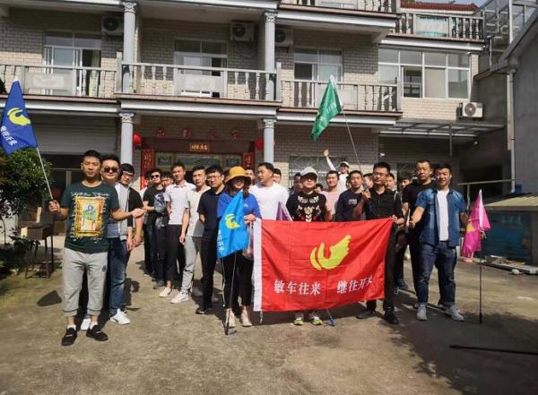 門口合影
