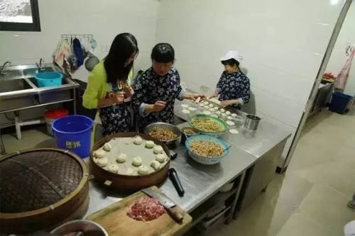 大家都來幫忙做饅頭