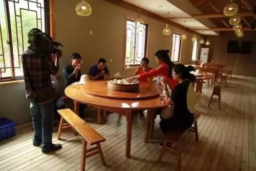 大家都在品嘗饅頭