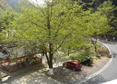 近水樓臺休閑居門前