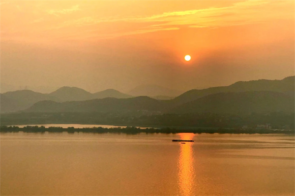 夕陽湖面